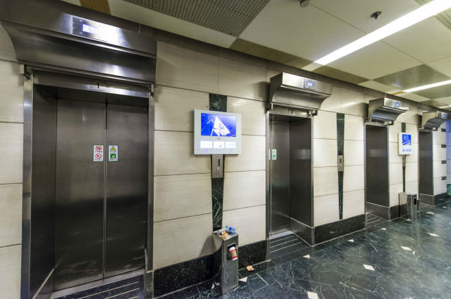 世纪商务大厦电梯间