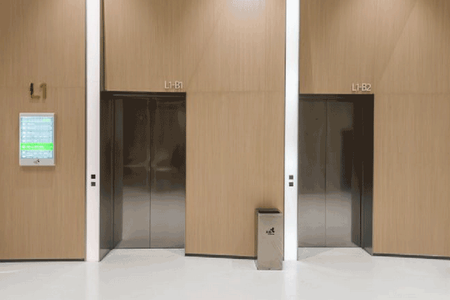 龙湖虹桥天街电梯间