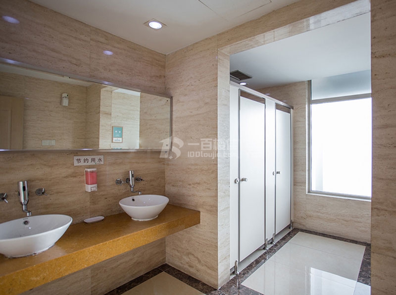 宝华大厦卫生间