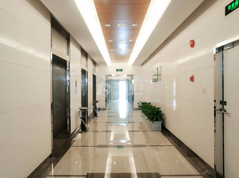 中环现代大厦电梯间