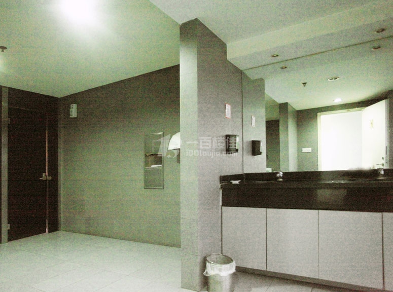 华宁国际广场卫生间