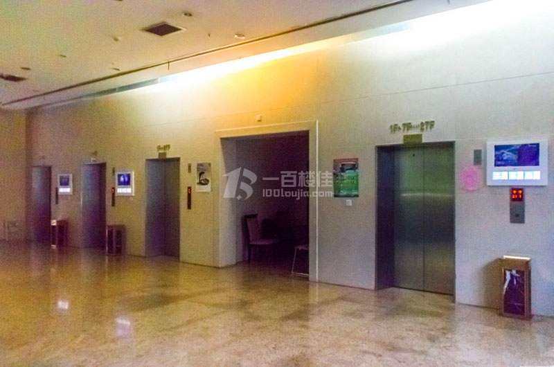 一天下大厦电梯间