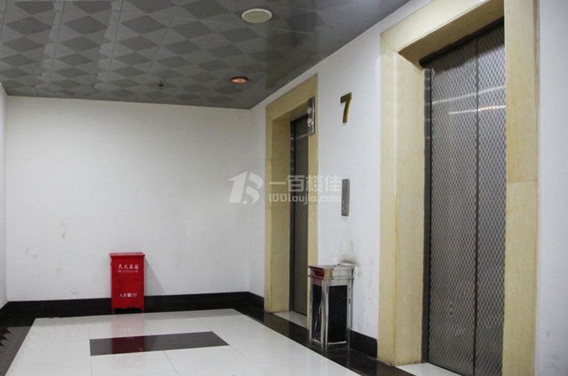 同叶大厦电梯间