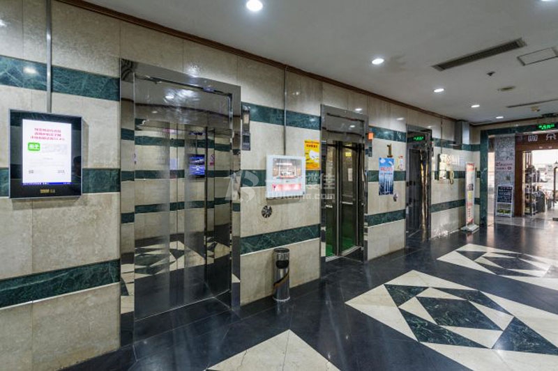 银桥大厦电梯间