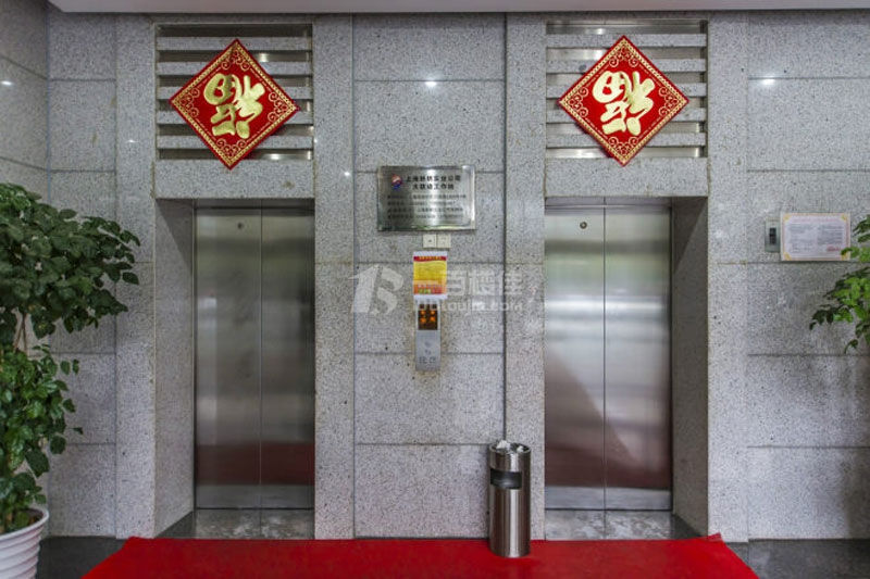 兴迪商务大厦电梯间