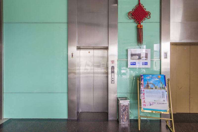 富群商务大厦电梯间