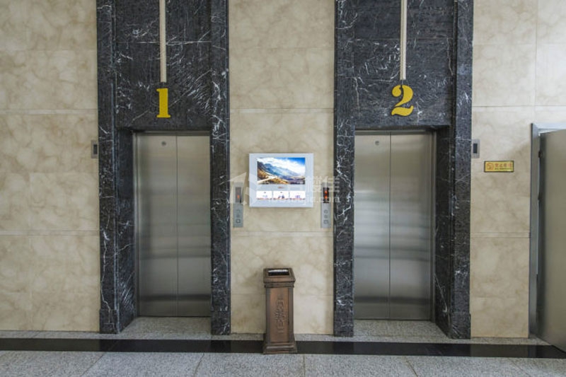 同普大厦电梯间