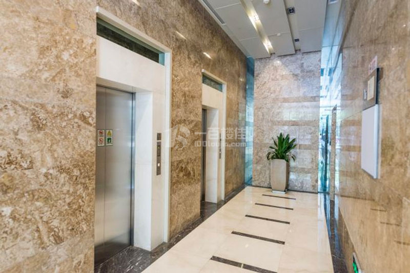 新城市中心广场电梯间