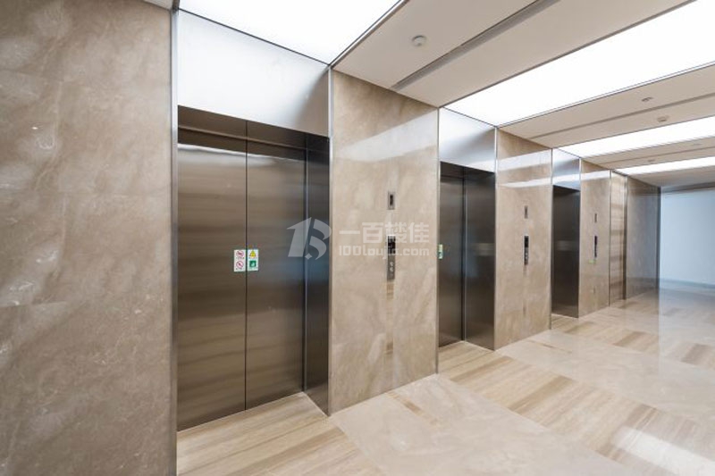 九星虹桥商务中心电梯间