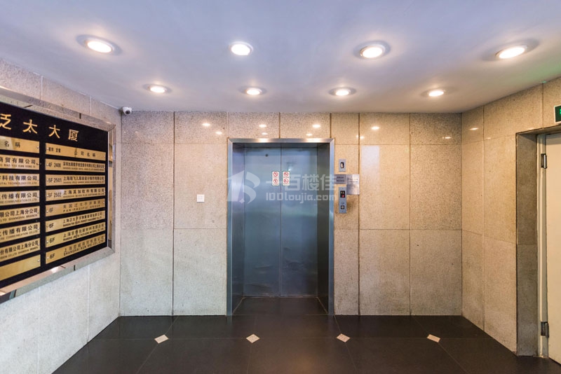 泛太大厦电梯间