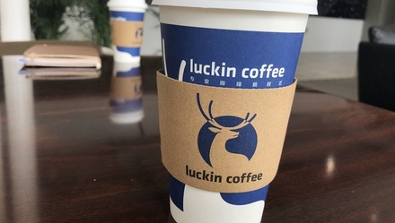 用网约车大战的方式卖咖啡，瑞幸能够超过星巴克吗？